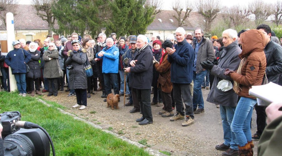 (Public des allocutions devant le pigeonnier)